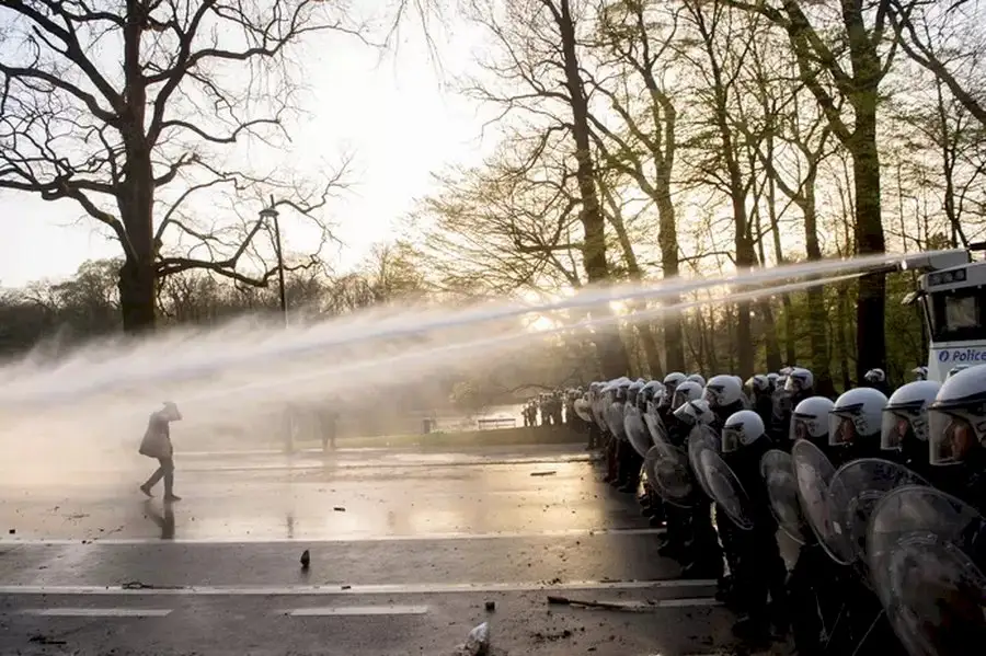 Первоапрельская шутка обернулась массовыми беспорядками в Бельгии. Видео, фото