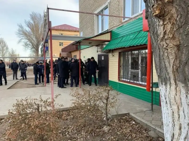 ЧП в Уральске: мужчина с гранатой удерживает заложника