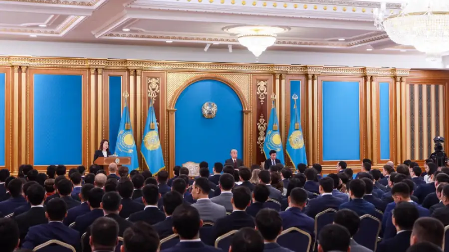 Токаев выслушал мнение своих 300 кадровых резервистов