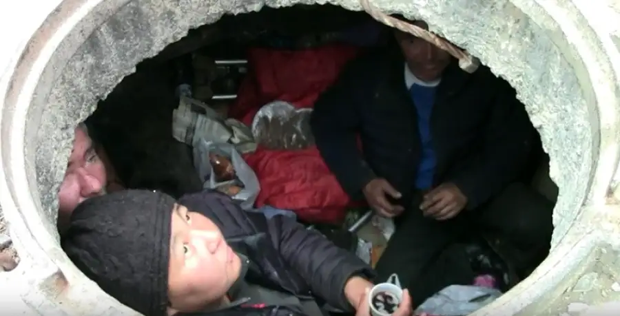 Живет в колодце: муж выгнал женщину жить на улице в Аксу