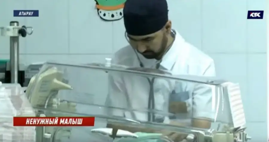 Её зовут Улдана — врач стал крестным для атырауского подкидыша