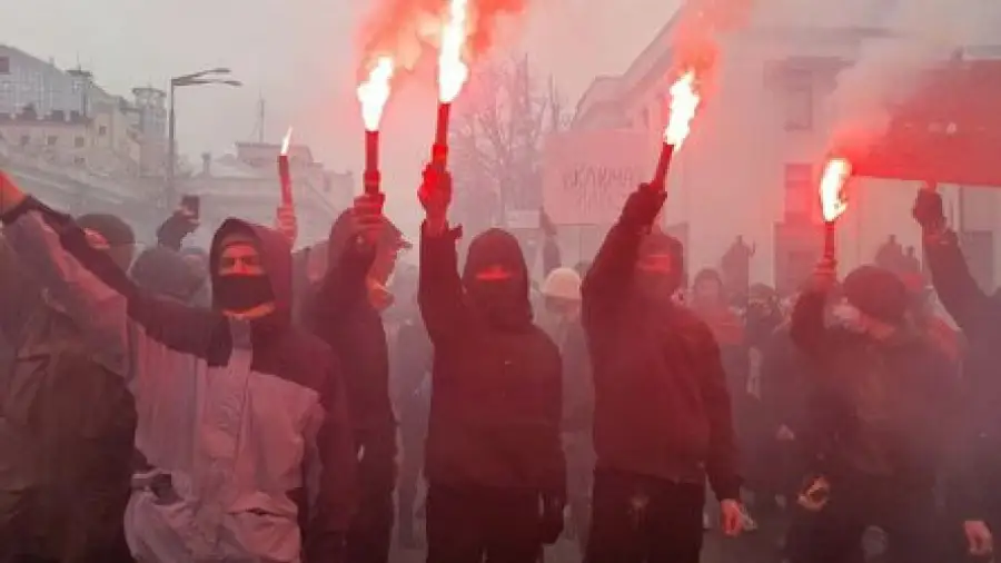 Беспорядки на Украине. Националисты жгли офис Зеленского. Видео 