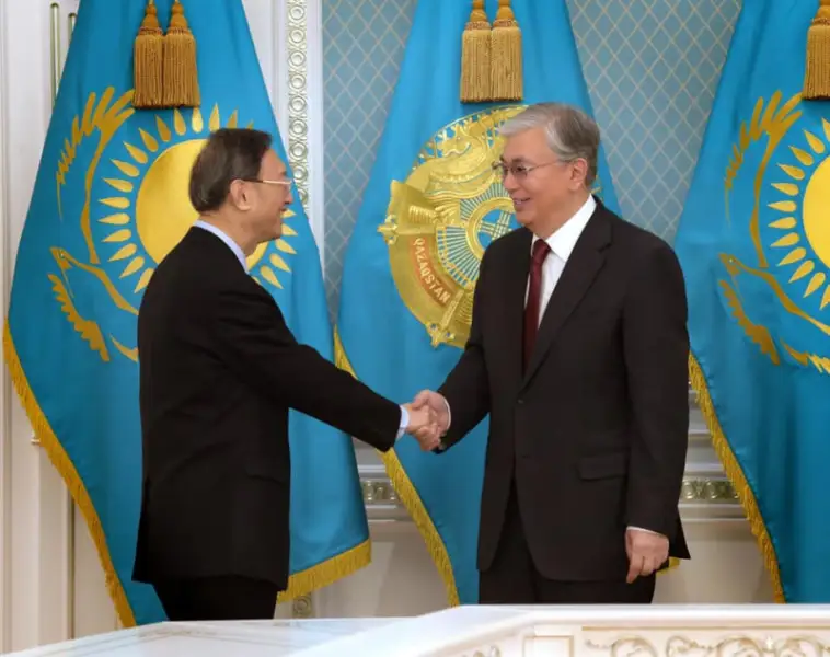 Токаев с Ян Цзечи