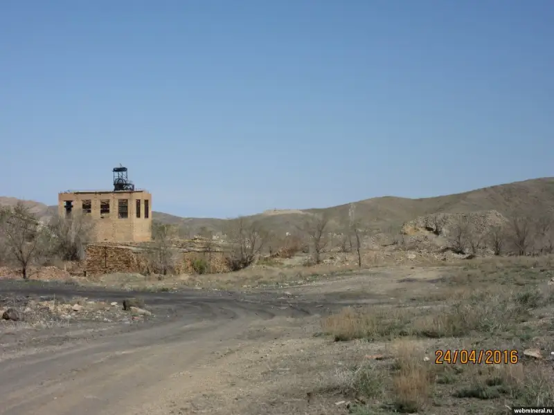 2016 год, остатки зданий рудника и отвалы