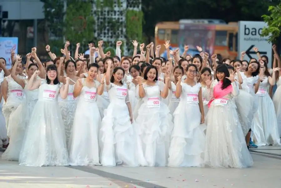 Забег 300 свадебных пар состоялся в Таиланде