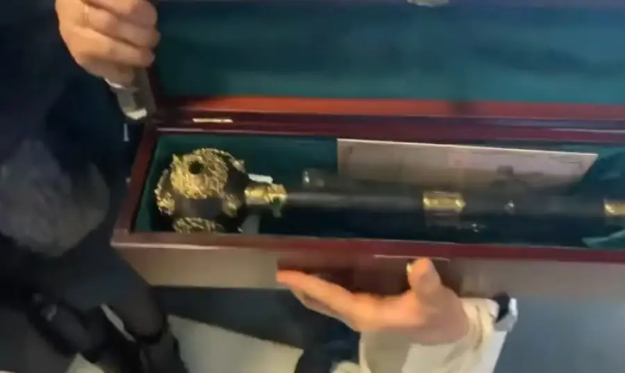 кадр из видео