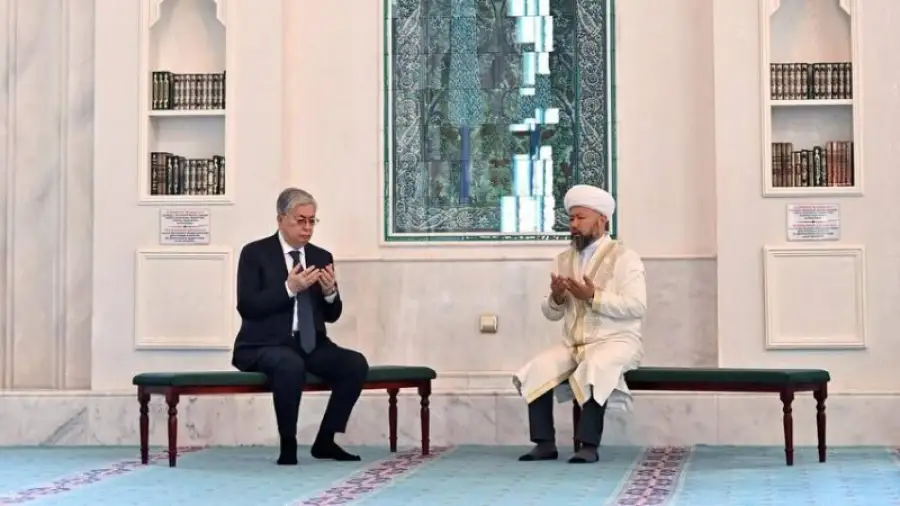 Токаев почтил память жертв политрепрессий и голода