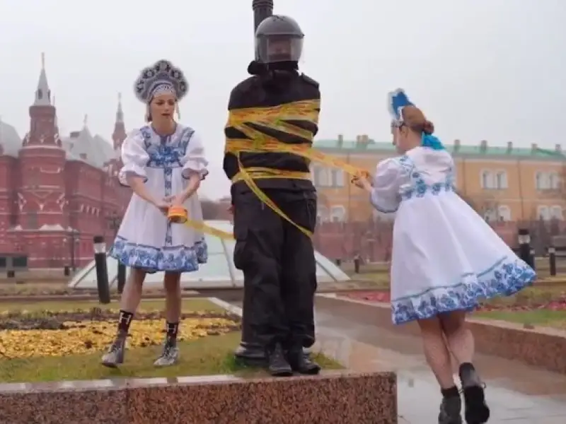 кадр из видео