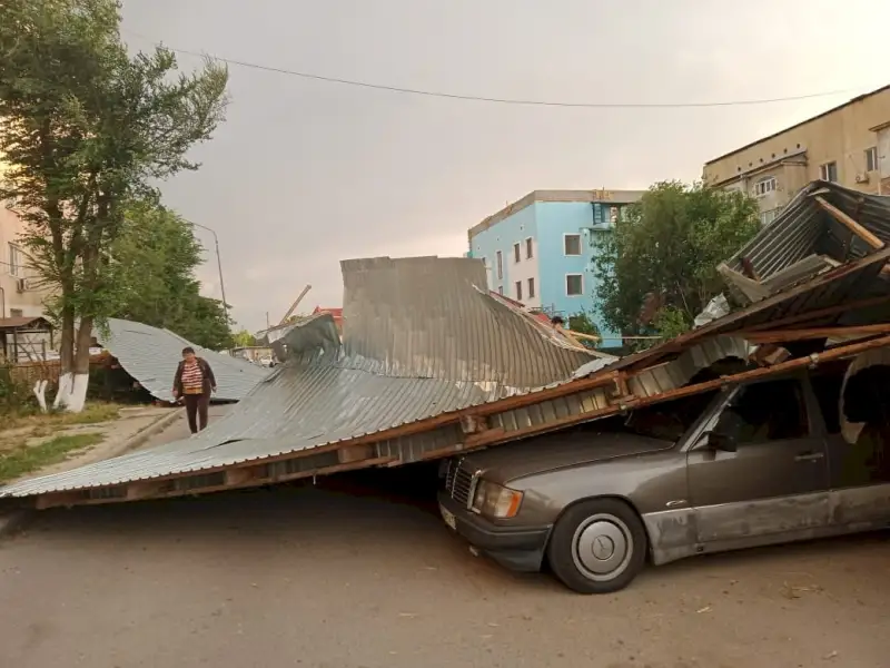 Ураган сорвал крыши домов в Шымкенте. Видео