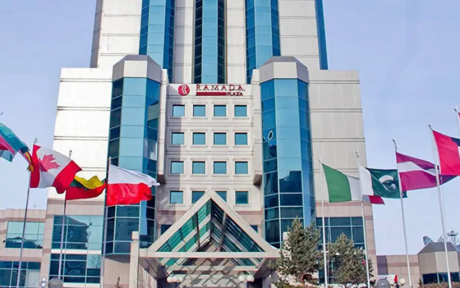 Здание бывшего отеля Ramada Plaza продадут с молотка