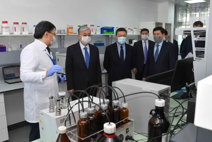 Токаев среди ученых-биологов РК