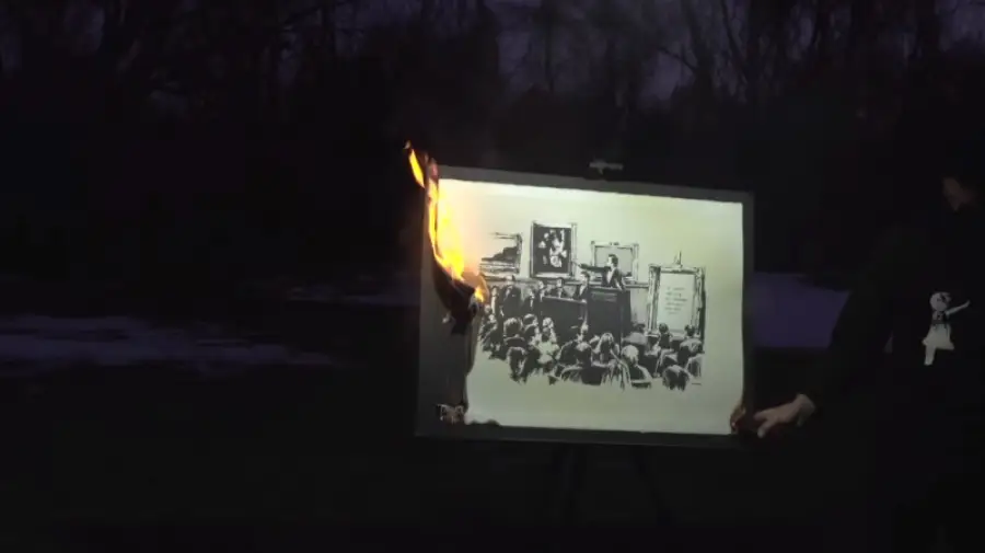 Сжигают картины и чеканят твиты. Необычный заработок «на цифре» набирает популярность