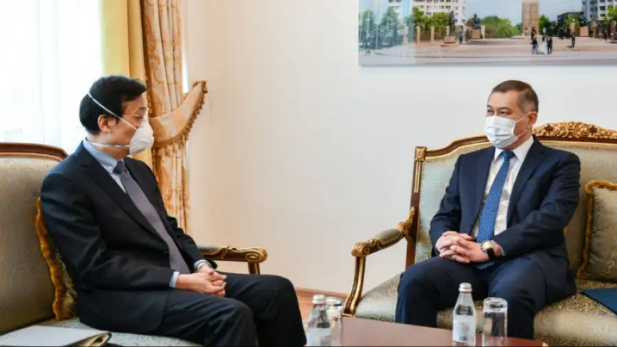 на встрече в МИД РК